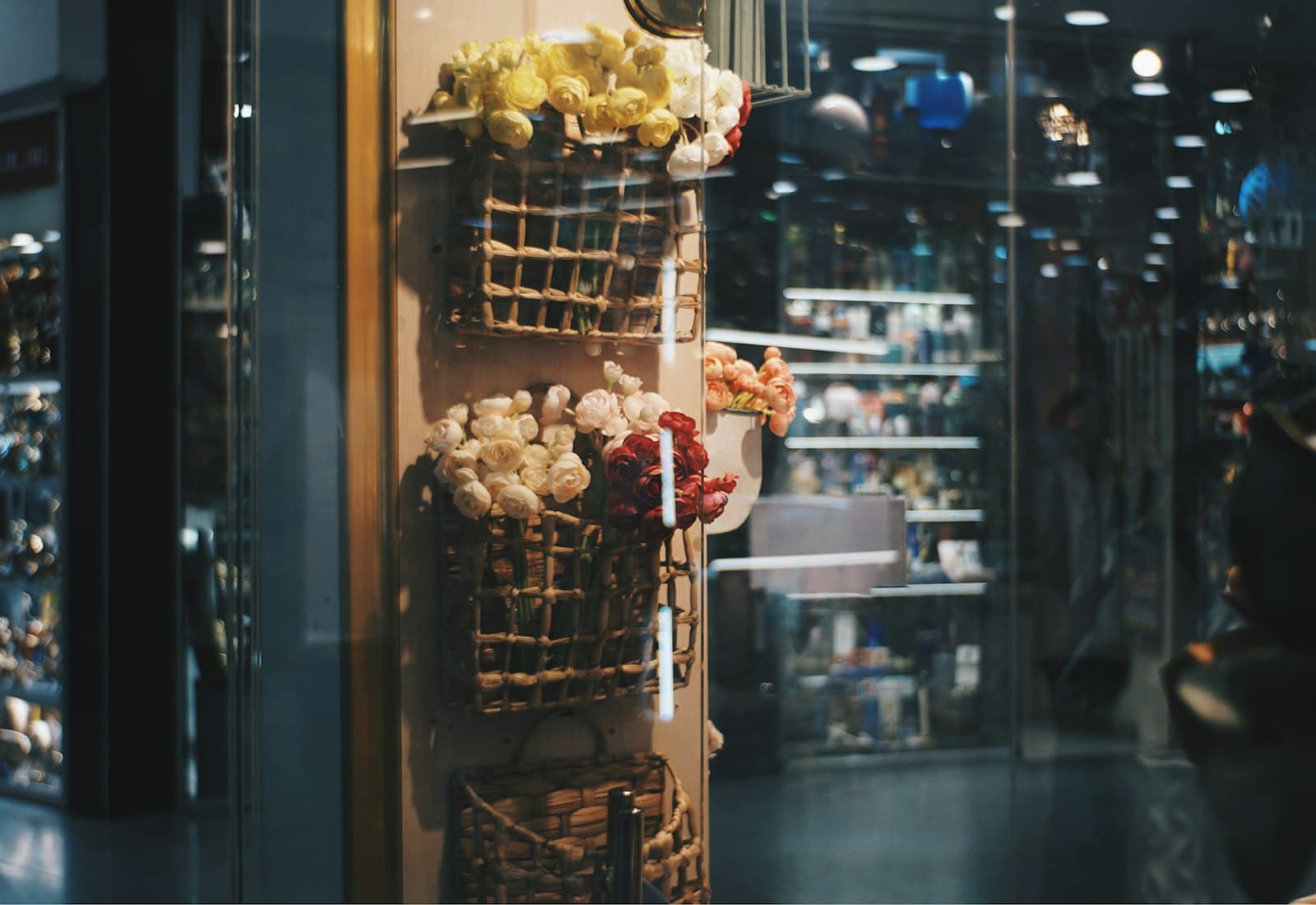 Devanture de l'Atelier Camélia, paniers de fleurs fraîches exposés en vitrine