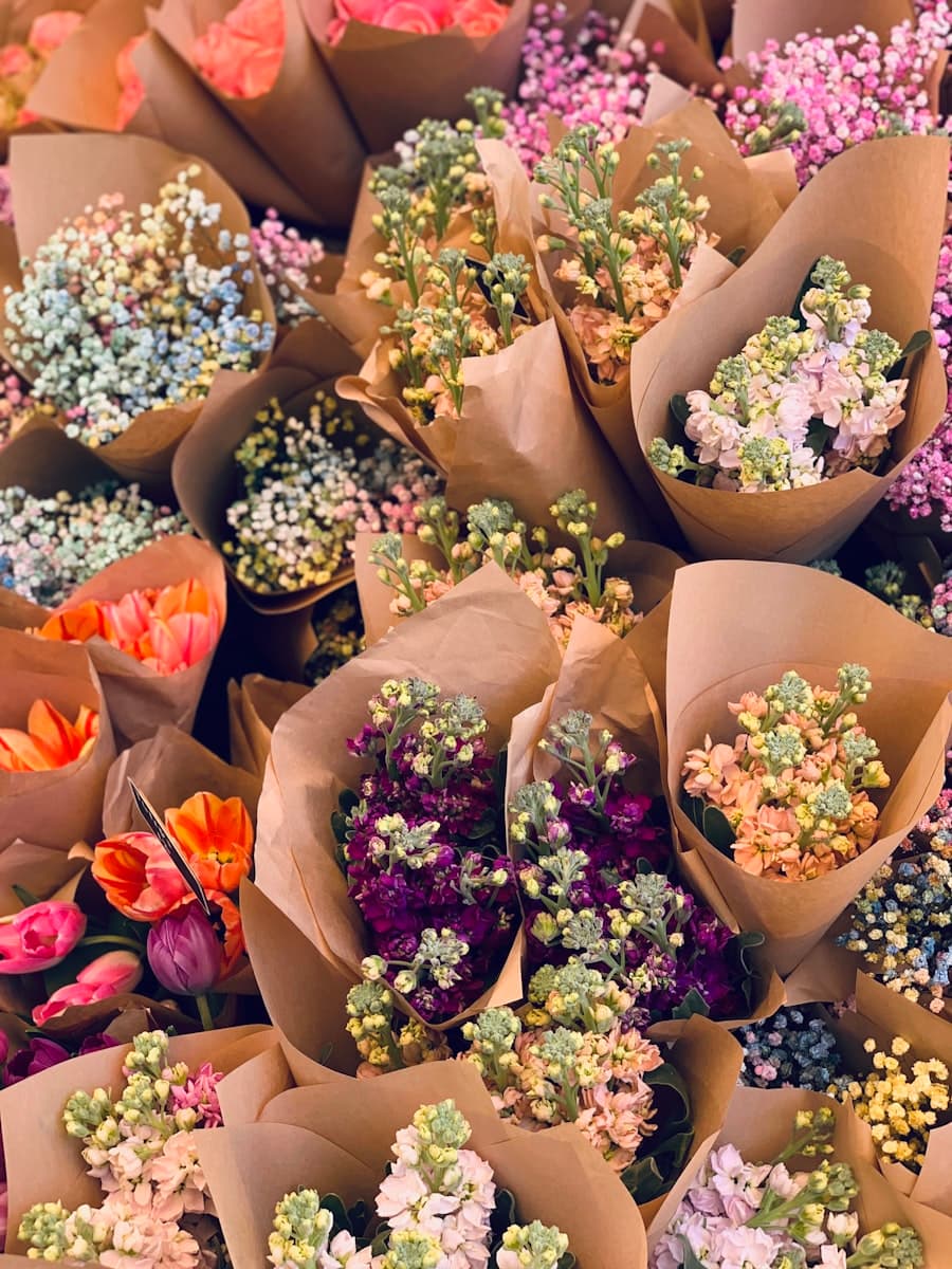 Étal de fleurs de saison aux couleurs assorties dans la boutique